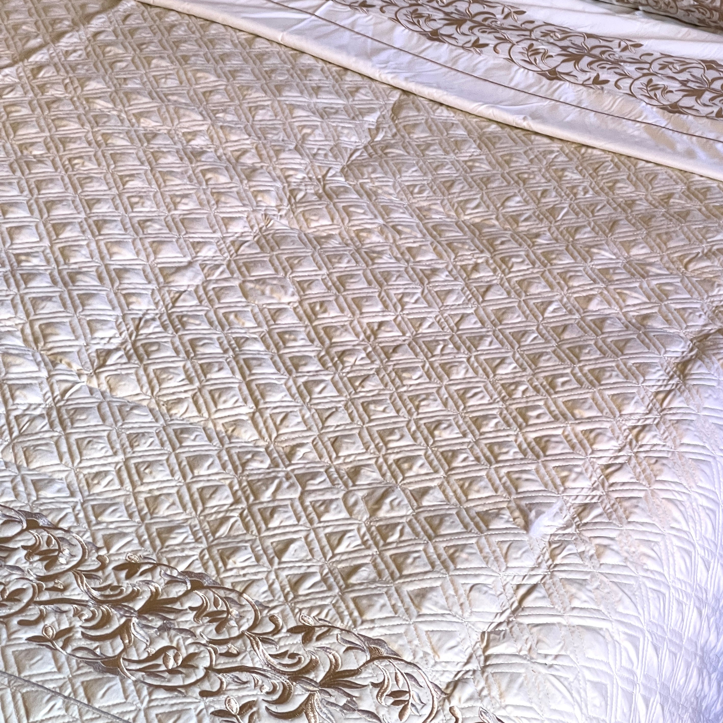 Embroidered Quilt Set